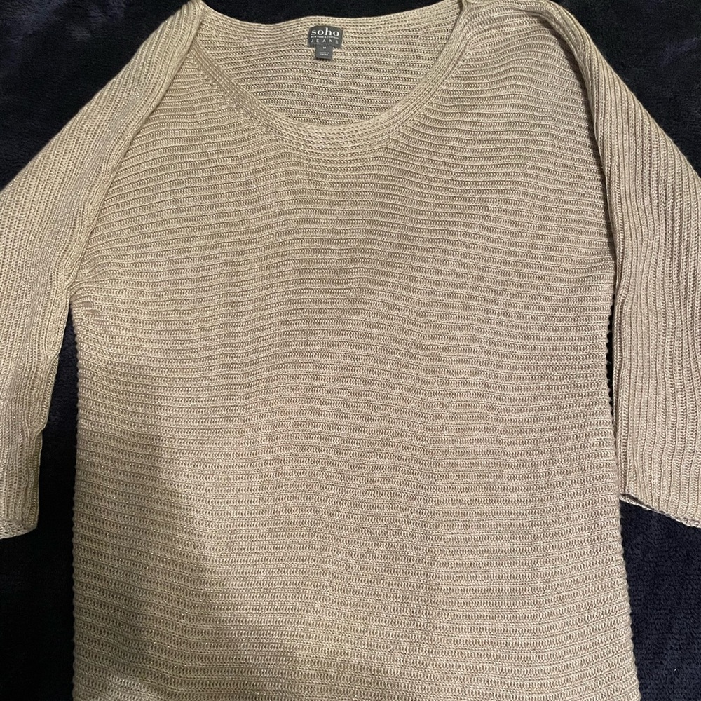 Excellent condition/like new Beautiful light gold Soho women’s sweater.